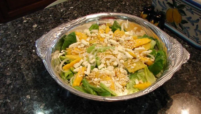 Ensalada refrescante de mango, queso y naranja