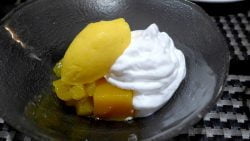 Espuma de mango y dulce de leche