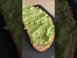 🥑 Tostada de aguacate 🥑#tostadasdeaguacate #tostadasaludable #recetasconaguacate #Receta