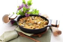 Fideos con pollo y alcachofas