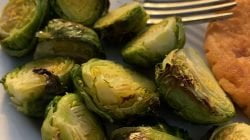Guiso de merluza con coles de Bruselas