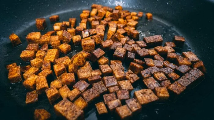 Receta de tofu caramelizado con miel y salsa de soja