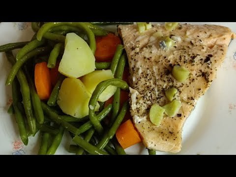 Salmón al vapor con verduritas, fácil y rico con Thermomix