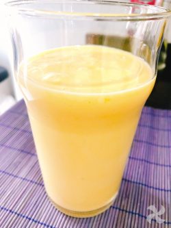 Smoothie antiinflamatorio de mango, piña y cúrcuma