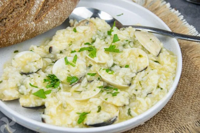 Arroz medio caldoso con almejas