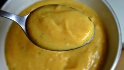 Crema fría de coco, zanahoria y manzana con mantequilla de cacahuete