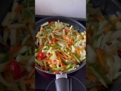 Fideos salteados con verduras, pollo y camarón 🥕🍗🍤 #shorts #recetafacil #recetarapida #receta