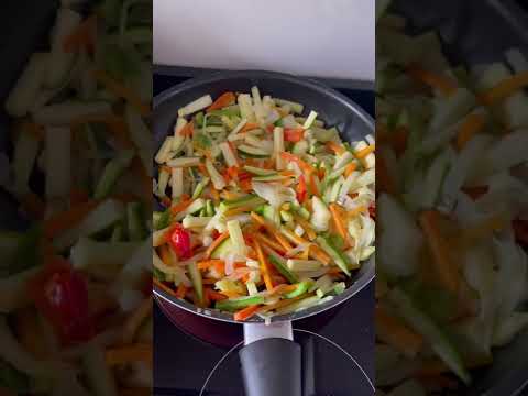 Fideos salteados con verduras, pollo y camarón 🥕🍗🍤 #shorts #recetafacil #recetarapida #receta