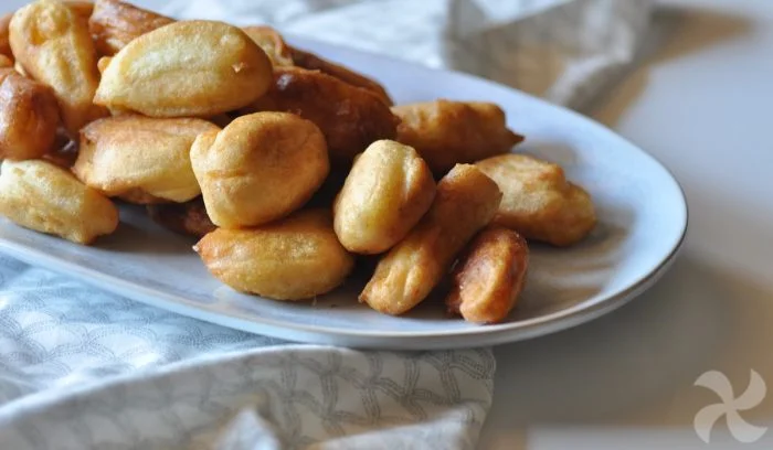 Gajos de manzana rebozados