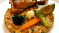 Paella de pollo, coliflor y verduras