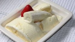 Refrescante helado de plátano, menta y frutos secos
