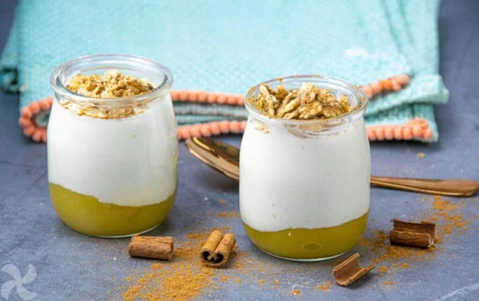 Vasitos de crema de queso light con compota de manzana