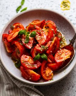 Mi ensalada de tomate favorita |  RecetaTin Eats