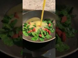 Desayuno en 2 minutos! Simple yummy Omelette #shorts #receta #cocina