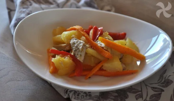 Ensalada de patata, verduras y pollo