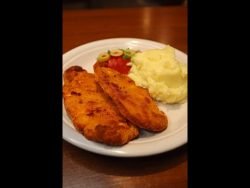 Milanesas al horno con Puré 🍗🥔🍅 #shorts #milanesa #pollo #comida #Horno #receta #tutorial #fyp