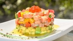 Refrescante receta de timbal de mango con queso de untar y salmón ahumado