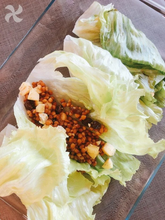 Rollitos de lechuga rellenas de lentejas, queso feta y manzana
