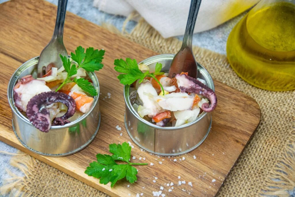 Salpicón de pulpo con langostinos con aceite de laurel