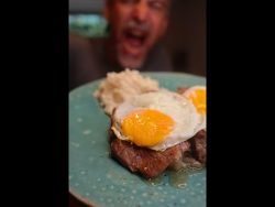 ¡Bife a Caballo! 🥩🐎🍳🥰 #BifeACaballo #bife #caballo #huevos #comida #receta #tutorial #vlog #fyp