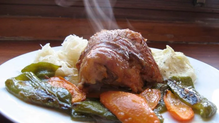 Codillo asado con salsa de setas y trigueros