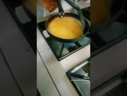 Como hacer Huevos Revueltos & Poché en Salsa Roja! 😋🎉#ElMaravillaJoséMartínez #Ingredientes  ...
