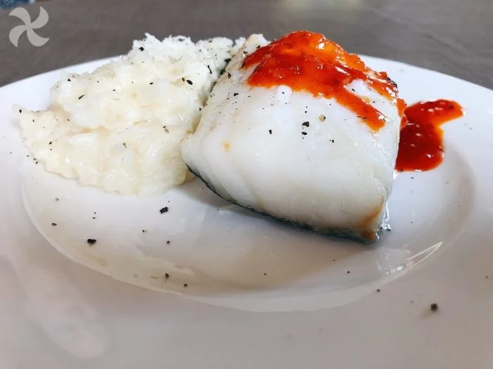 Lomos de bacalao con salsa de sobrasada y miel con arroz cremoso al limón