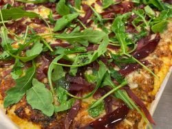 Pizza de cecina con pesto rojo y rúcula TM6/TM5/TM31