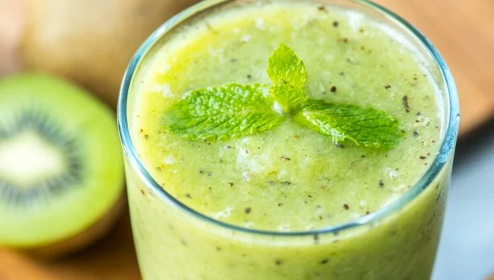 Receta veraniega de batido de lima y kiwi