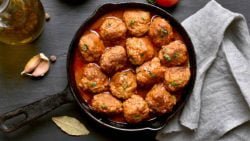 Albóndigas de rape con deliciosa salsa rosa