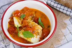 Bacalao con tomatitos y vino blanco