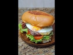 Chivito Uruguayo 🥪🇺🇾 #chivito #uruguay #nembo #sandwich #comida #receta #tutorial #fyp #Paraguay