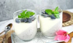 Crema rápida de chocolate blanco con arándanos