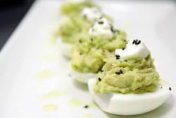 Huevos rellenos de guacamole, atún y nata agria