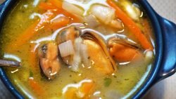 Receta de sopa casera especiada de fideos con mejillones