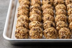 Bocados de energía sin hornear |  Galletas y Copas