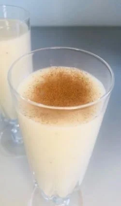 Batido rápido de plátano y helado de limón