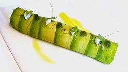 Canelón de masa de aguacate relleno de marisco