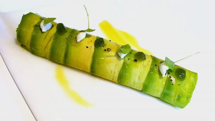 Canelón de masa de aguacate relleno de marisco