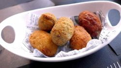Deliciosas croquetas caseras de sepia