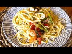 Espaguetis con espárragos, tomatitos y langostinos con Thermomix