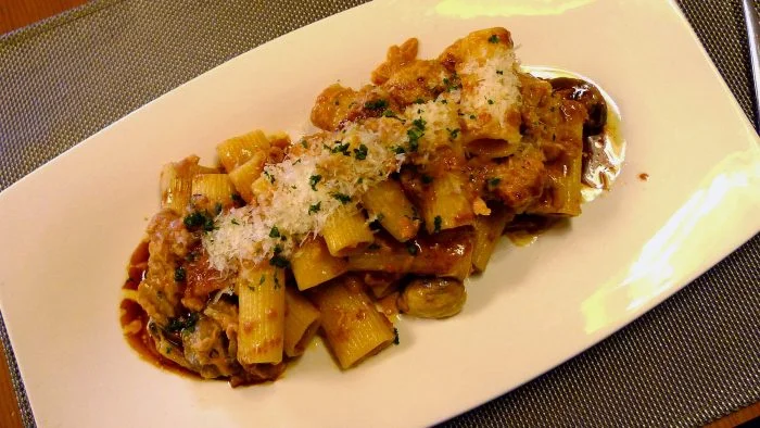Macarrones con conejo y setas, una receta casera que hay que probar
