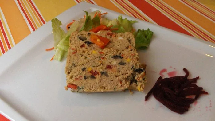 Pudin de carne de ternera bañado en salsa tártara