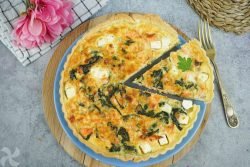 Quiche de salmón, espinacas y queso feta