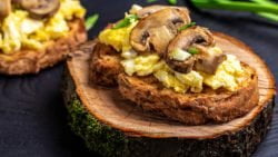 Receta fácil y healthy: revuelto de champiñones, pimentón y queso Brie