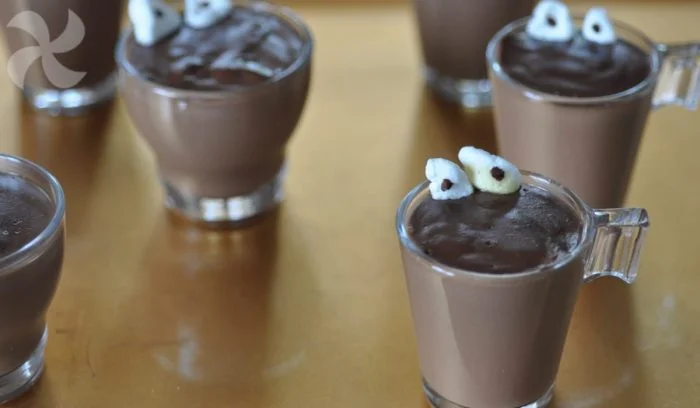 Vasitos de chocolate con ojos