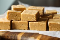 Fudge fácil de mantequilla de maní |  Galletas y Copas
