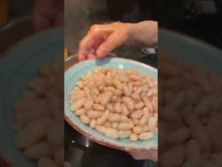 Alubias con espinacas y langostinos. Nueva #receta #viral de la #yaya