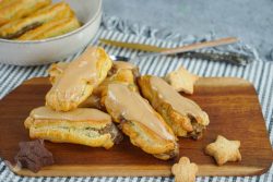 Eclairs rellenos de crema de café con glaseado