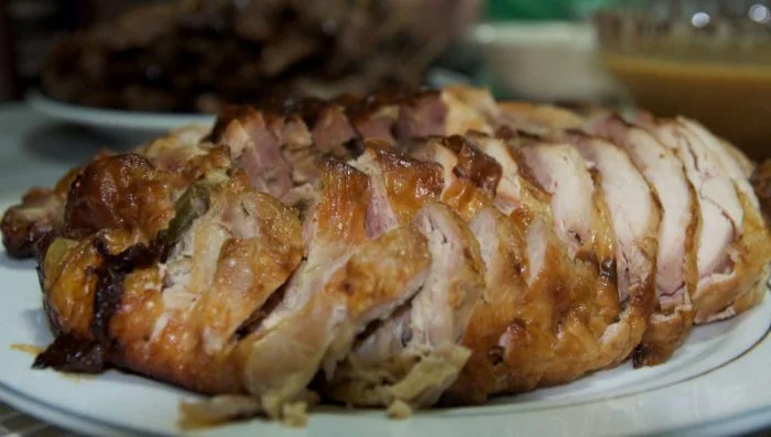 Fiambre casero de galantina de pollo con frutos del bosque